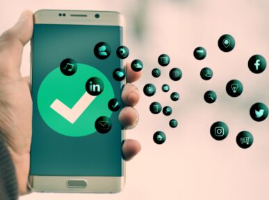 Smartfon wchłania drobne ikonki symbolizujące różne typy danych. Próba graficznego wyjaśnienia pojęcia omnichannel.