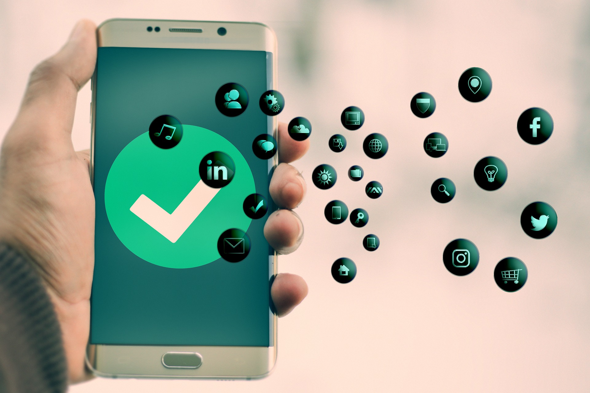 Smartfon wchłania drobne ikonki symbolizujące różne typy danych. Próba graficznego wyjaśnienia pojęcia omnichannel.